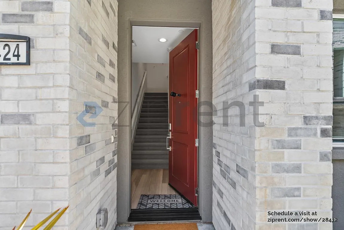 2 bed, 2.5 bath, 1307 sqft, $4,337 — Photo 3