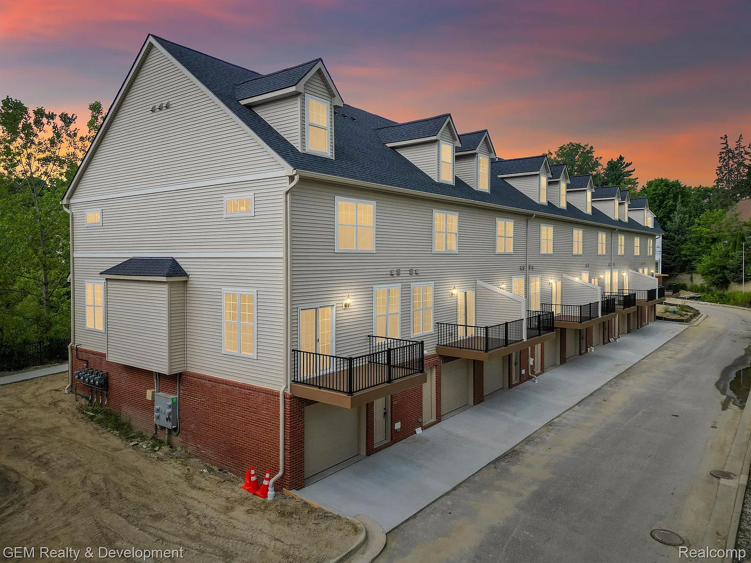545 Village Ln photo 1