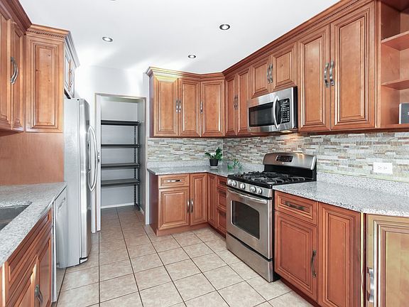 5th image of 275 Wilmette Ct Unit B1