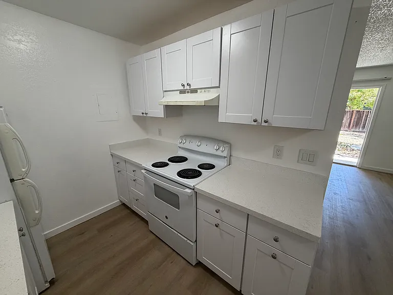 Sierra Vista Apartments — Photo 2