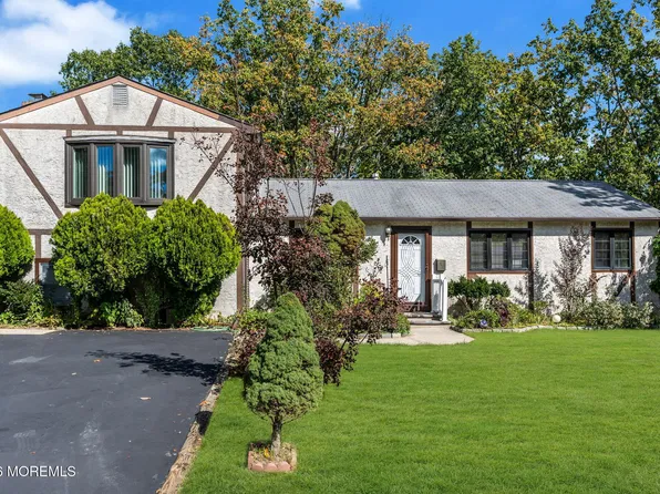 4 Hemlock Road, Howell, NJ 07731