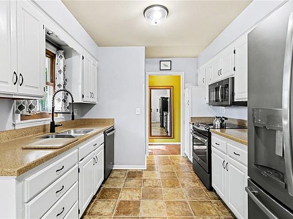 3rd image of 9334 Woodward St