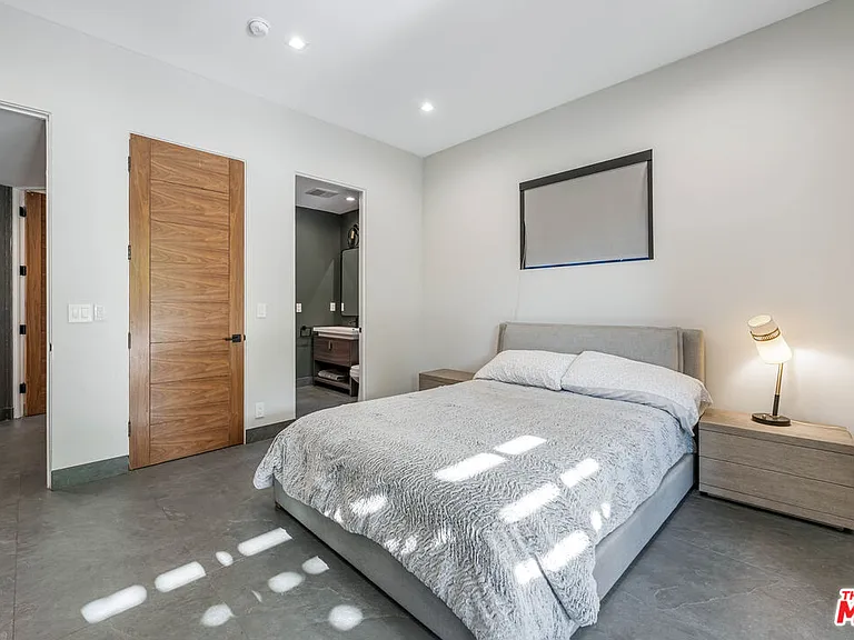 5415 Amestoy Ave — Photo 54