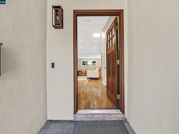 5th image of 8 Bath Ct