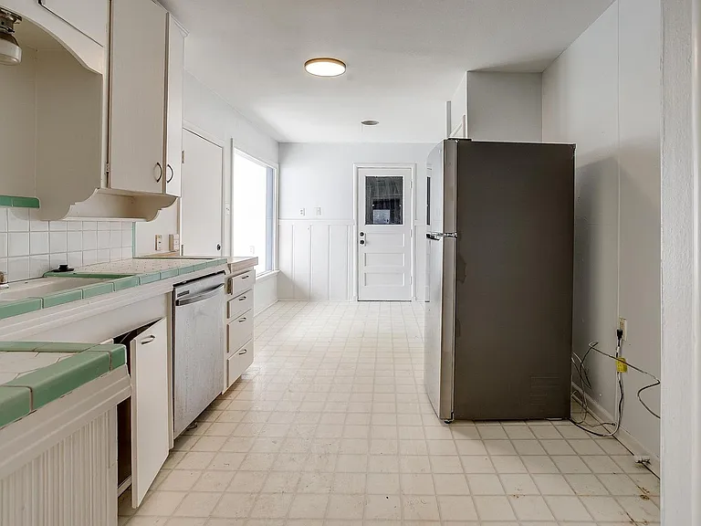 3557 Suffolk Dr — Photo 7