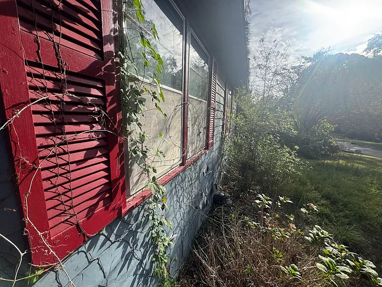 208 Carol Dr — Photo 3