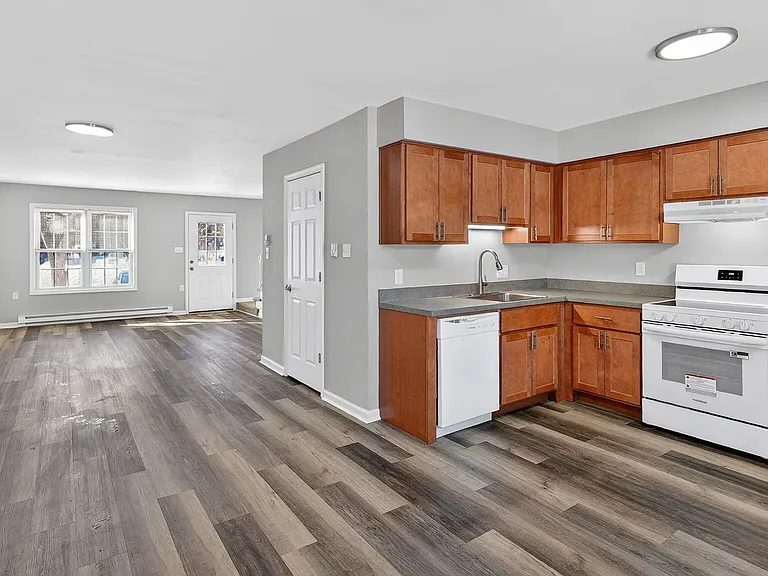 Waters Edge Apartments — Photo 25