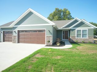 525 N Eastfield Cir, Milford, IN 46542