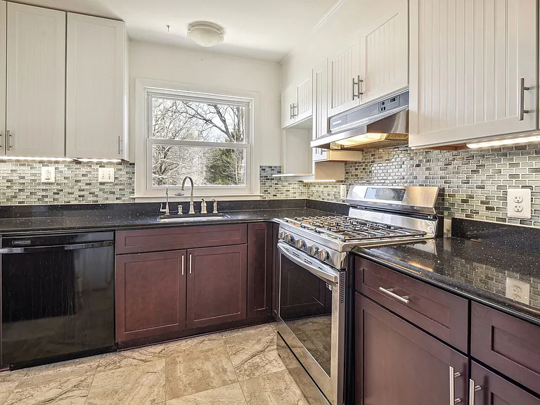 1204 Gladstone Dr — Photo 10