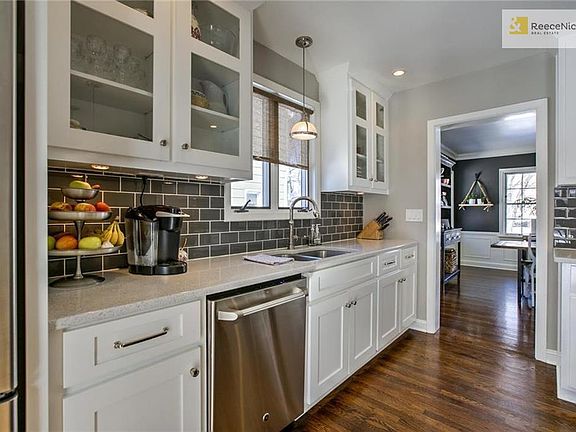 5th image of 1011 W 70th Ter