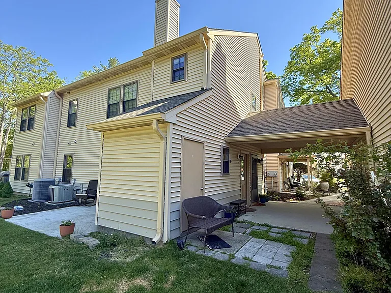 305 Wildflower Ct — Photo 11