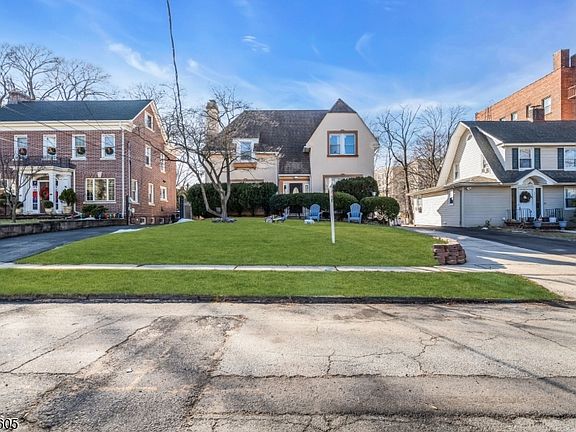2nd image of 297 Hamilton Pl