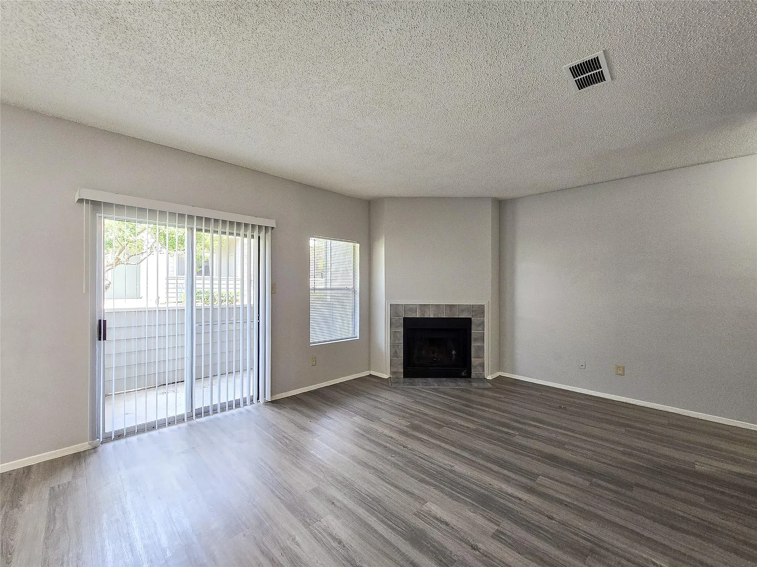 2 bed, 2.0 bath, 887 sqft, $1,145 — Photo 4