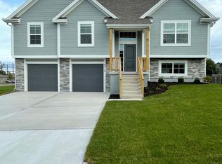 9712 E 221st St, Peculiar, MO 64078