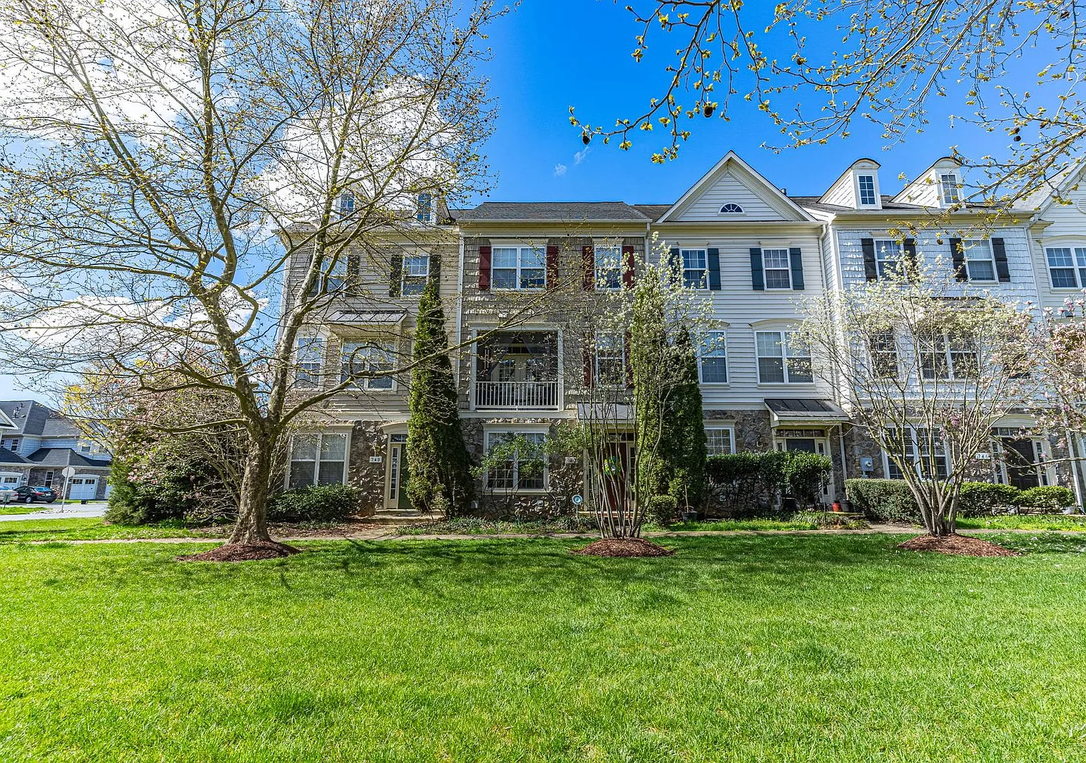 Belmont Bay Beauty! Three level two car garage luxury townhome! — Photo 1