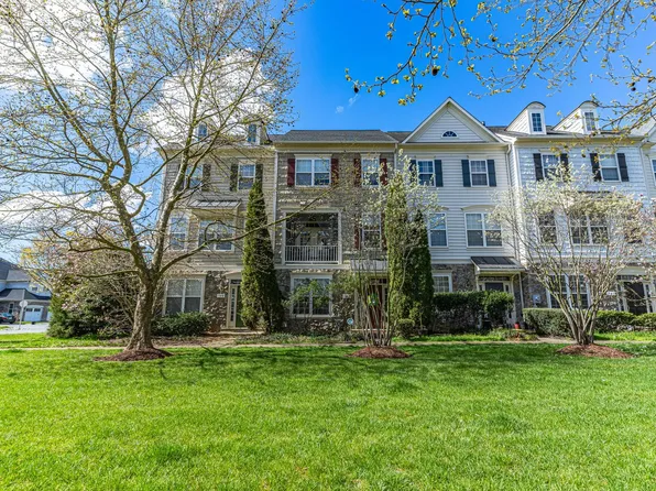 742 Collington Ct, Woodbridge, VA 22191