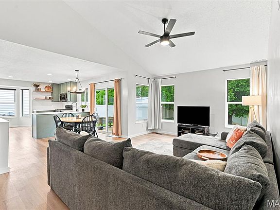 5th image of 348 Misty Valley Dr