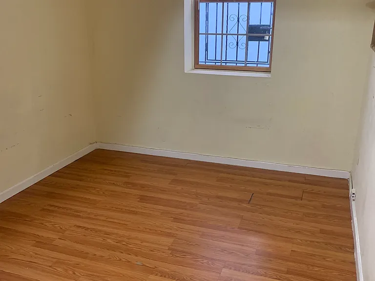 27 Logan Ave — Photo 7