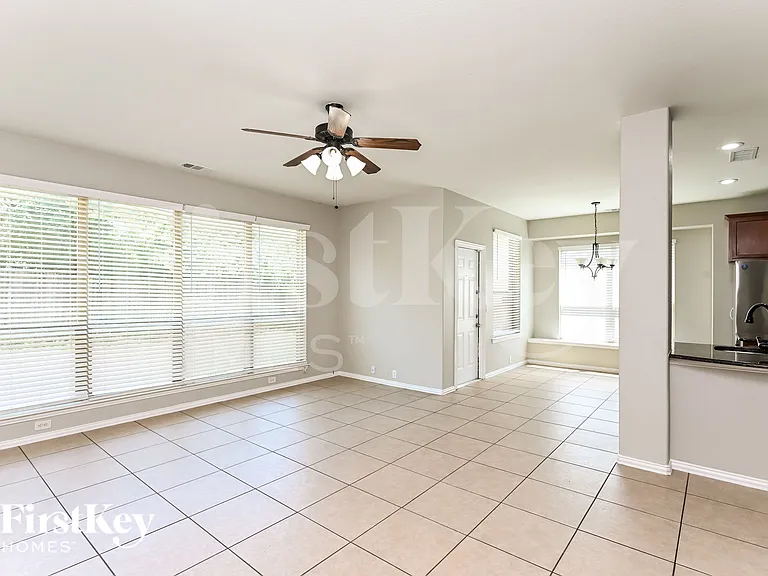 612 Celeste Ln — Photo 4