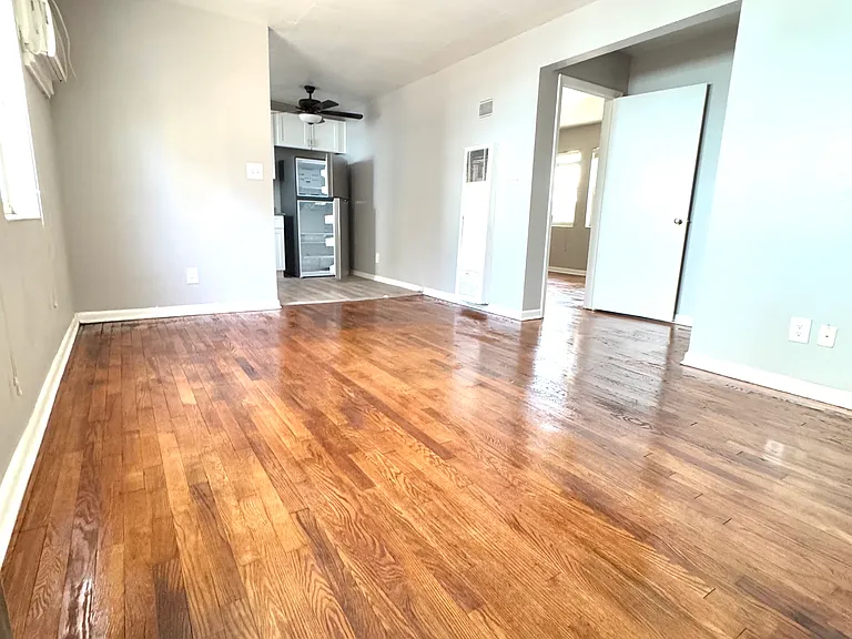 1040 Greenwood Ave NE #5 — Photo 2
