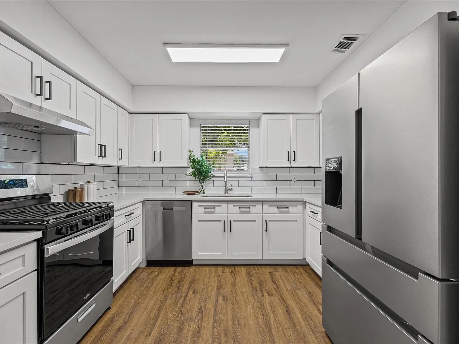 2 bed, 1.0 bath, 747 sqft, $1,975 — Photo 3