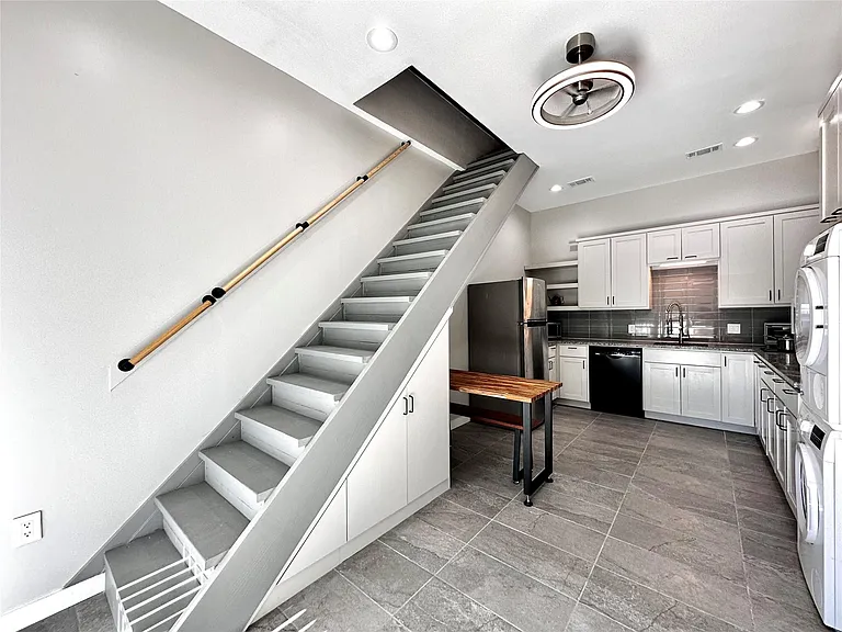 914 E 39th St #2 — Photo 5