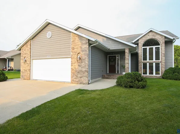 3201 S Fernwood Ave, Sioux Falls, SD 57110