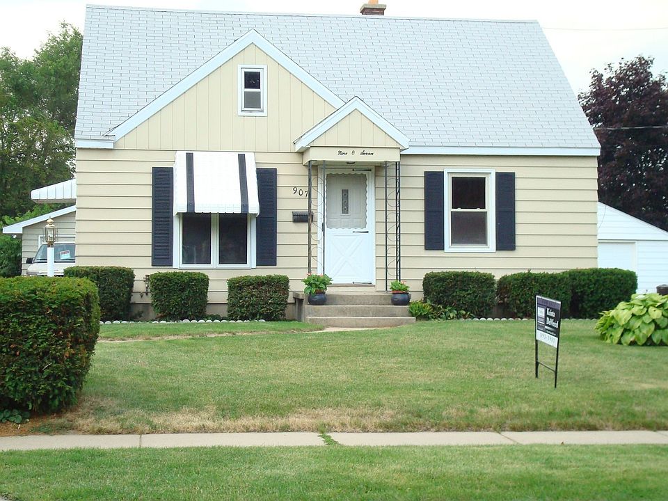 Front elevation, well manicured