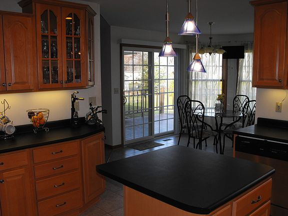 Kitchen
						:
						Sliding door to porch