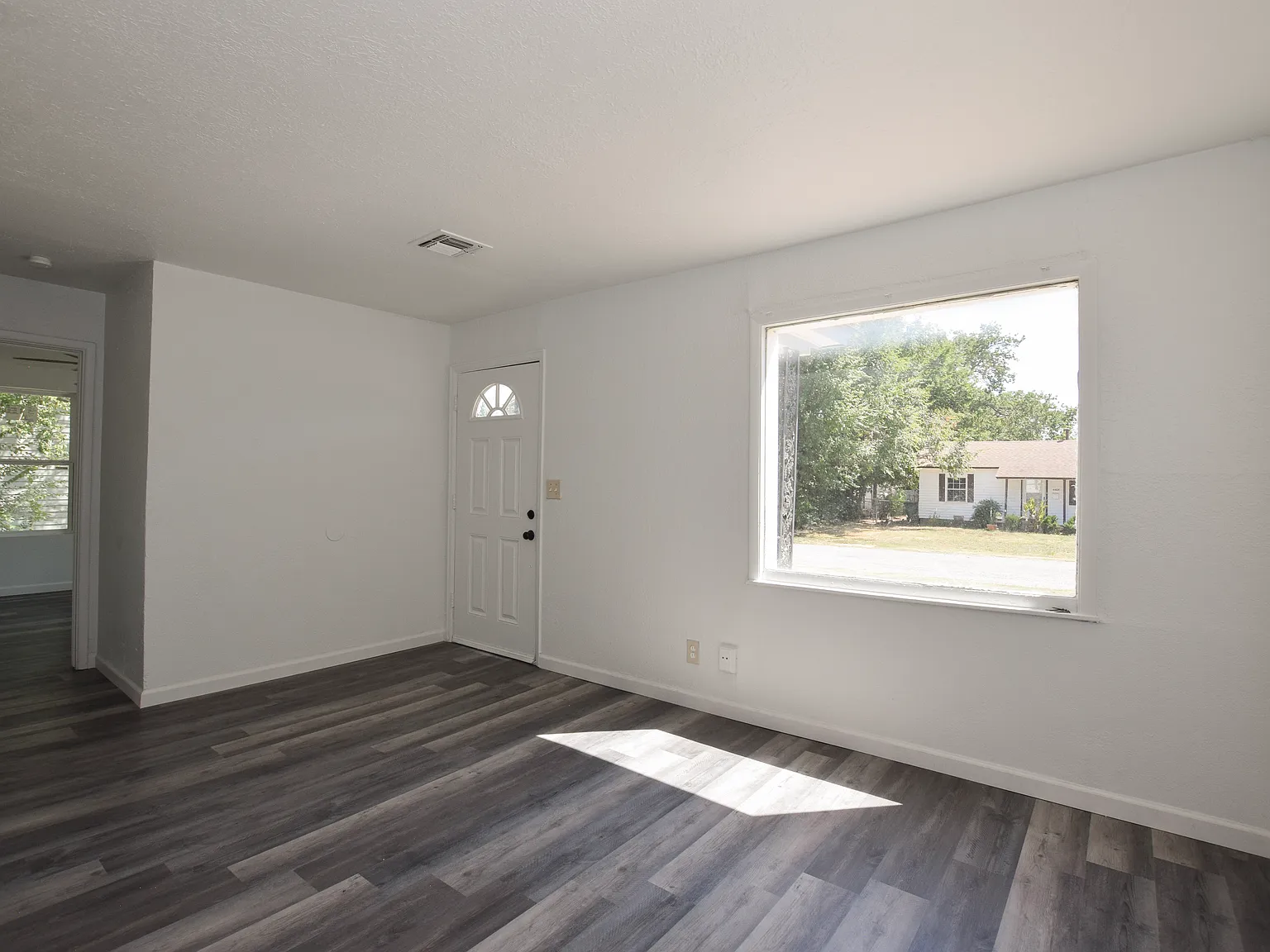 3 bed, 900 sqft, $1,200 — Photo 3
