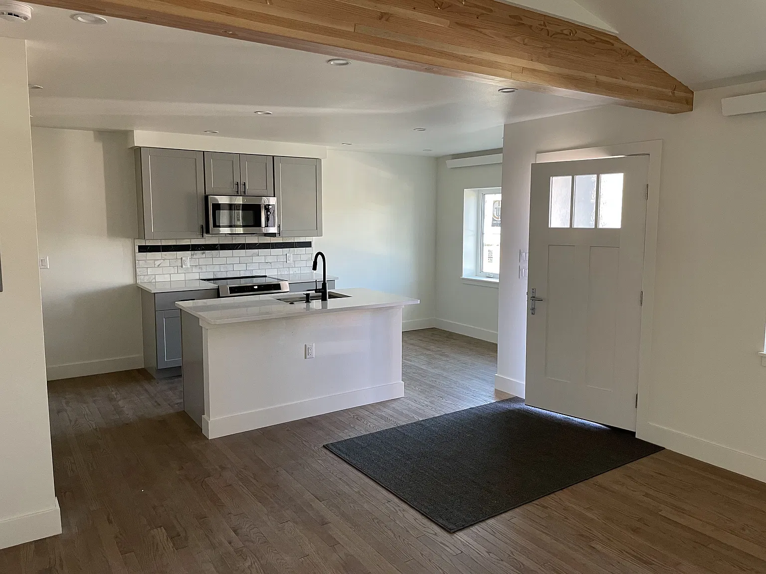 1 bed, 850 sqft, $1,800 — Photo 2
