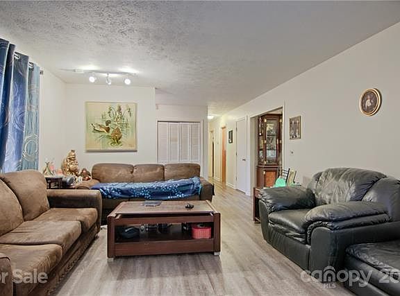 5th image of 228 Stonebrook Dr