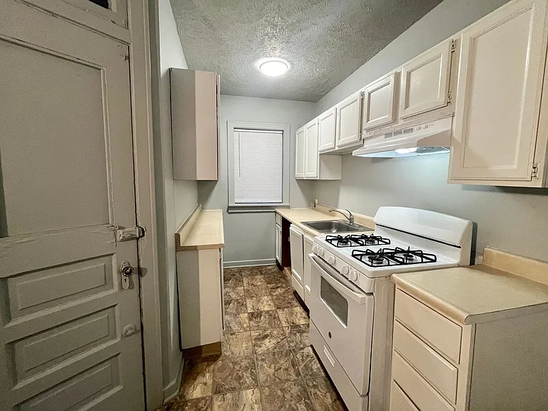 2221 Jones St — Photo 16