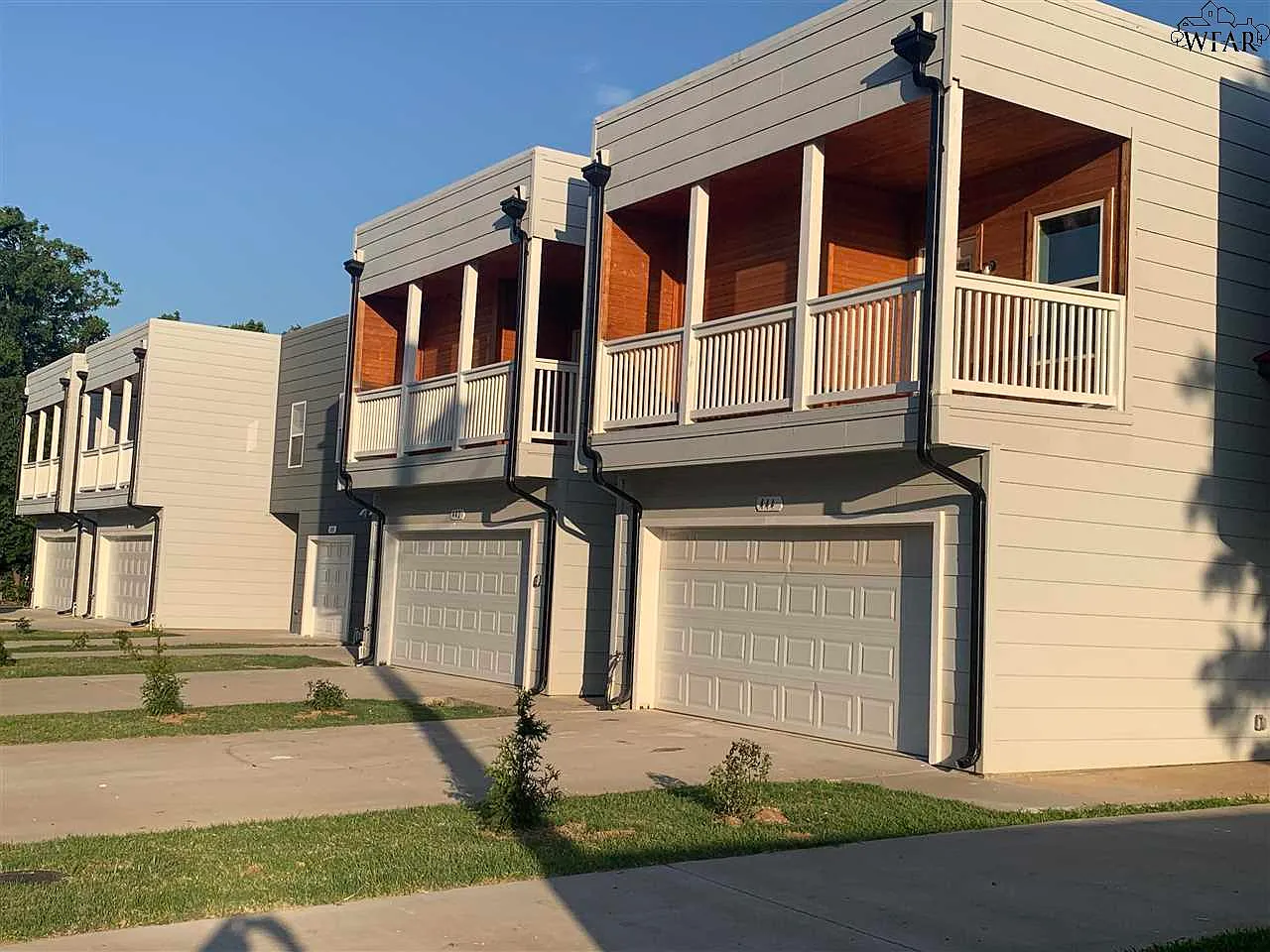 3 bed, 2.5 bath, 1691 sqft, $1,950 — Photo 2