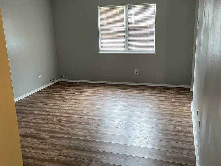 506 Spicewood Dr — Photo 2