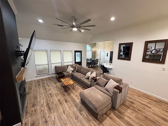 4th image of 511 Emma St