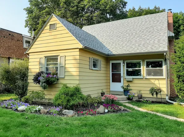 446 Golf Rd, Crystal Lake, IL 60014