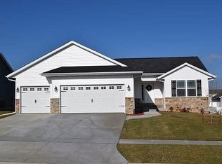 1219 Algonquin Dr, Cedar Falls, IA 50613