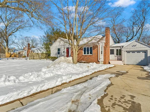 52 Dahlia St, Warwick, RI 02888