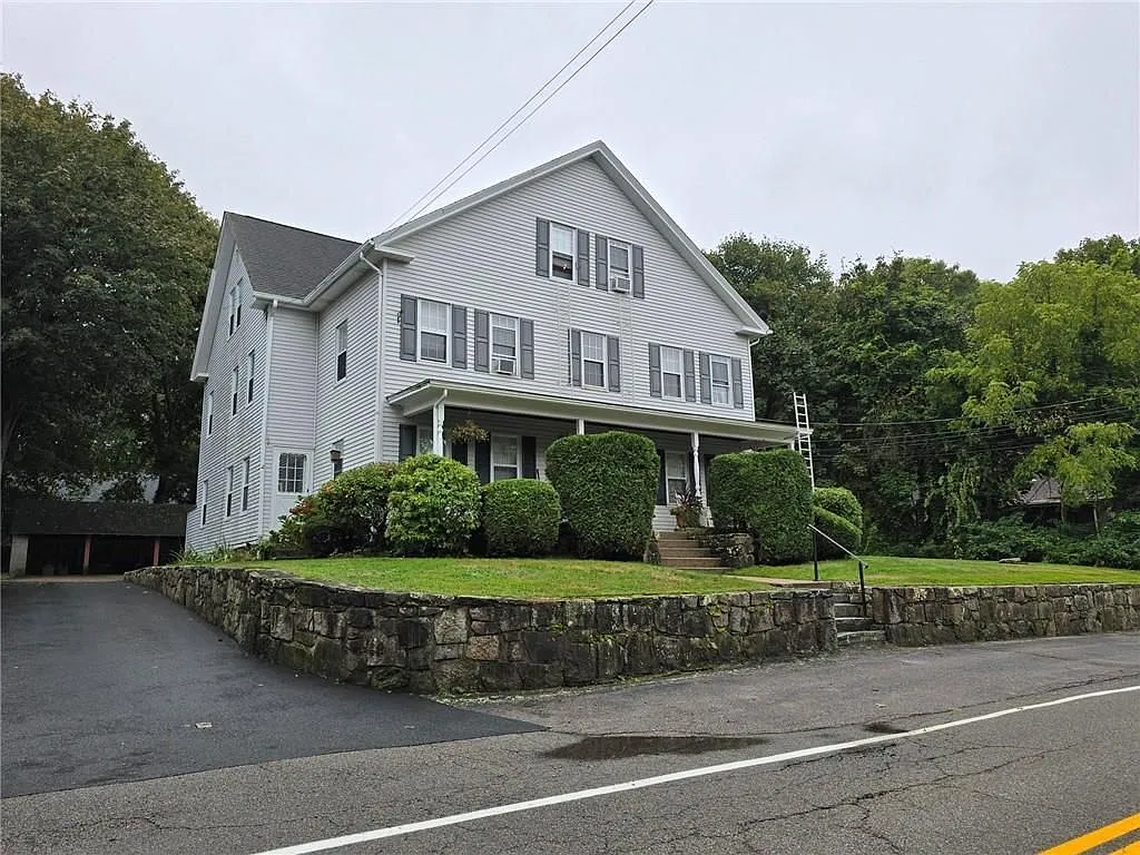 186 Beach St — Photo 2