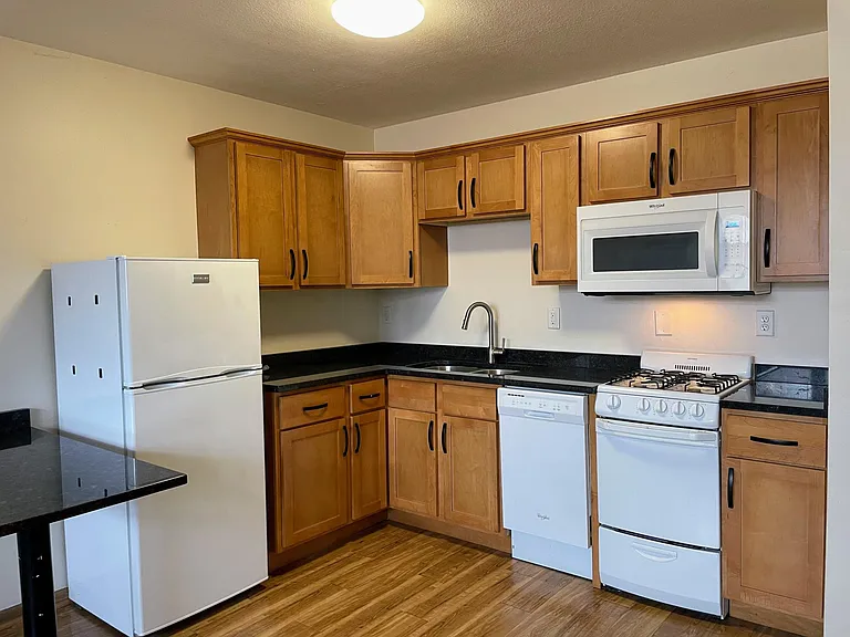 525 University Ave SE #8B — Photo 2