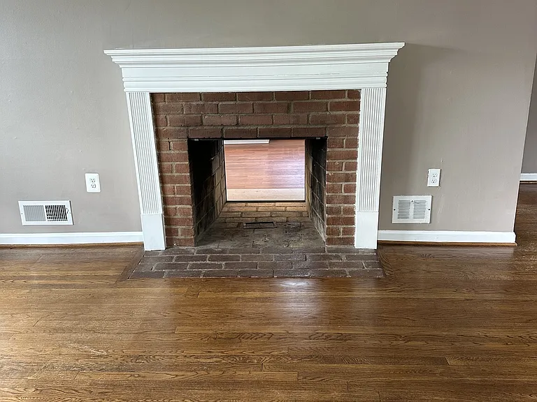 10 N Floyd St — Photo 17