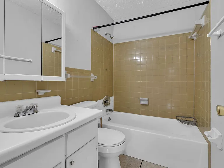 1629 W Oak Ridge Rd #D — Photo 4