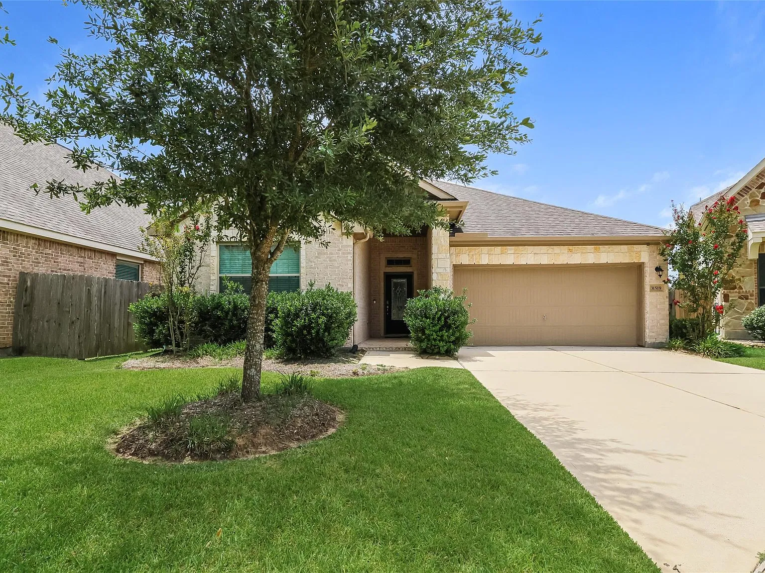 3 bed, 2.0 bath, 2075 sqft, $2,050 — Photo 2