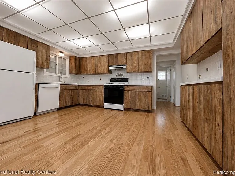 229 Linden St — Photo 10