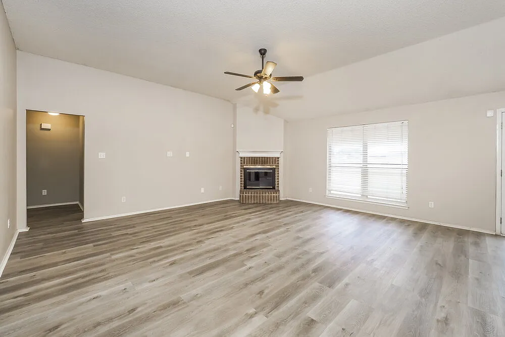3 bed, 2.0 bath, 1636 sqft, $2,290 — Photo 3