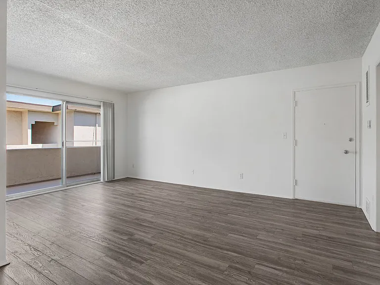 1324 Barry Ave #8 — Photo 13