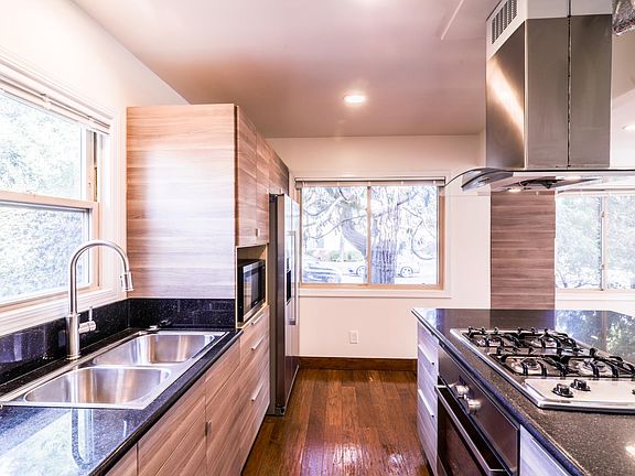 5th image of 900 Oak Ln