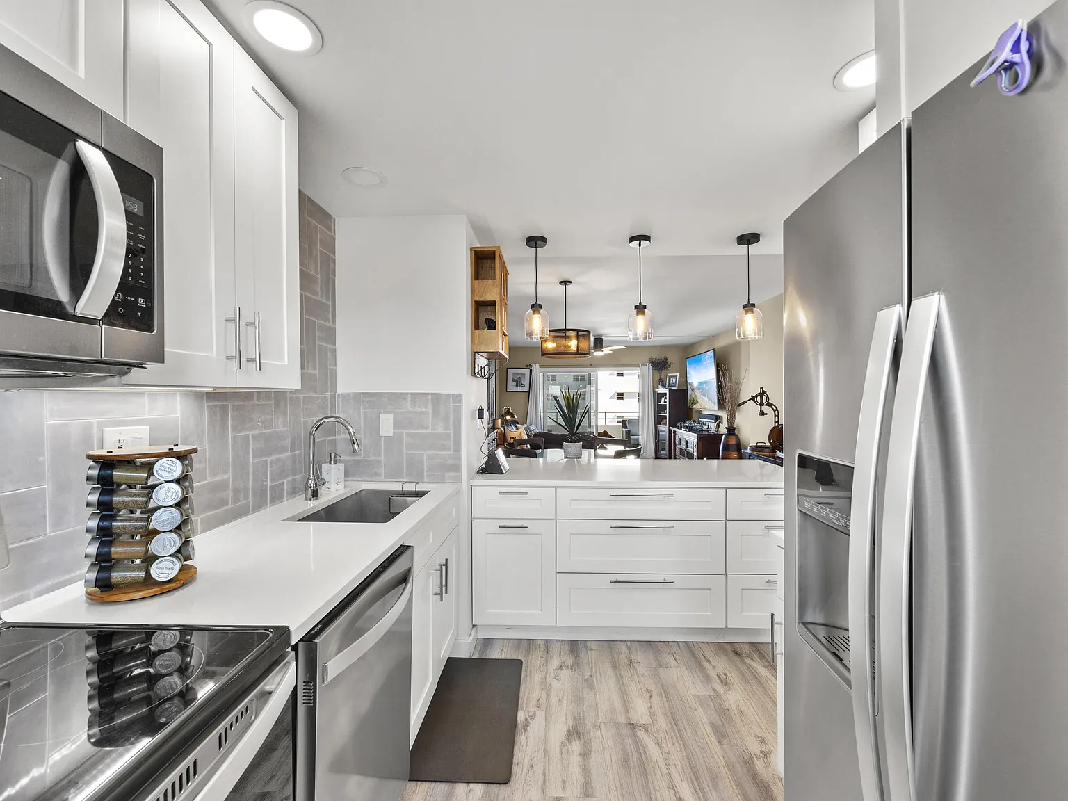 2 bed, 2.0 bath, 975 sqft, $3,500 — Photo 4