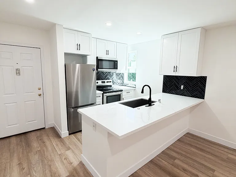 Encino Country Club Apartments — Photo 49